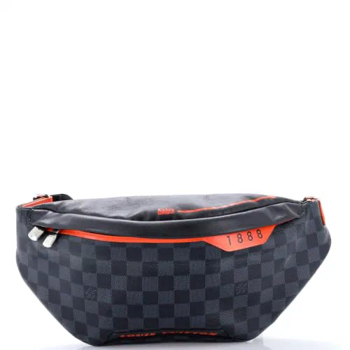 Louis Vuitton, Pre-Loved Discovery Bumbag
